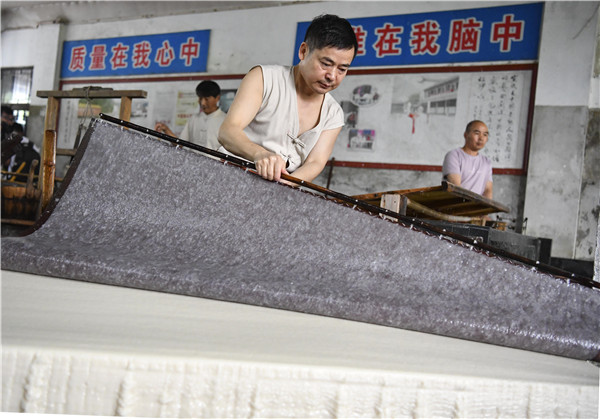 安徽泾县：“中国宣纸之乡”坚守宣纸传统古法生产