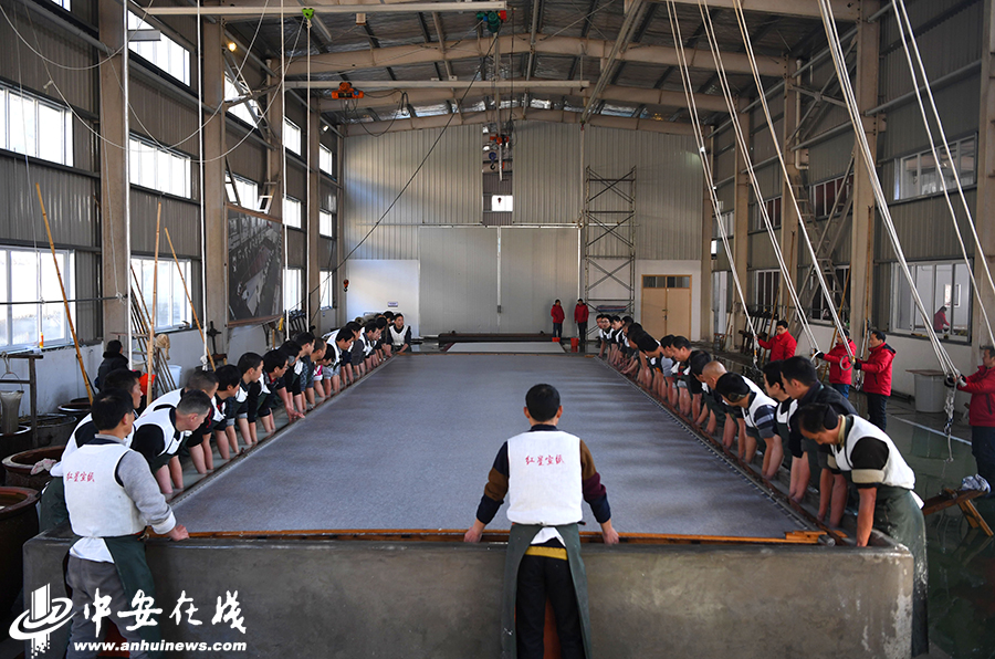 36.3平方米 泾县76名工人配合制作“世界最大宣纸”